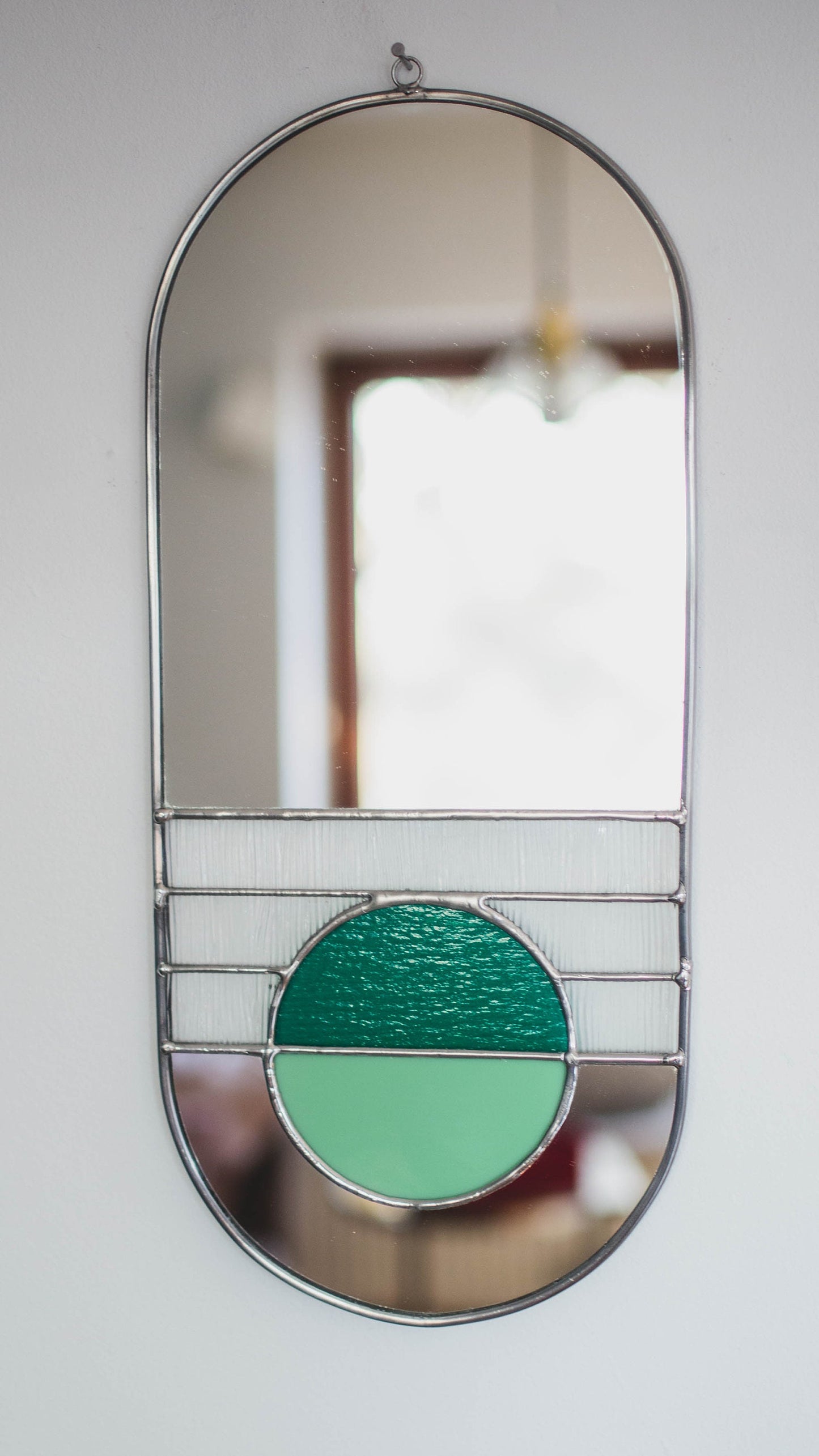 Lustro w stylu Art Deco z zielonym elementem witrażowym