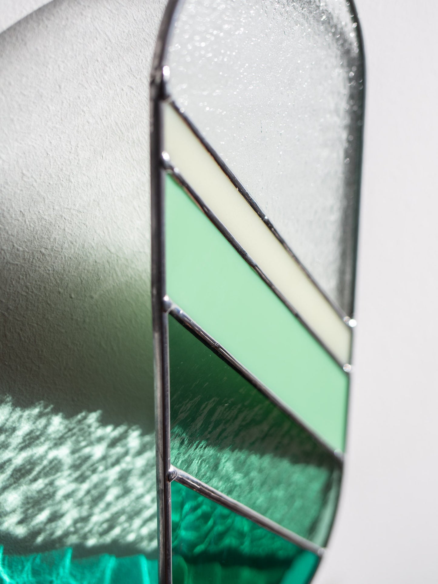 Witraż w odcieniach zieleni – dekoracja do nowoczesnych wnętrz