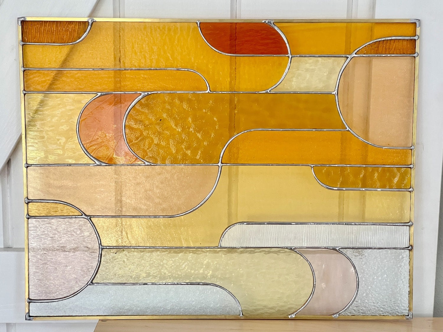 Duży witraż Bauhaus inspirowany ponadczasowym wzornictwem